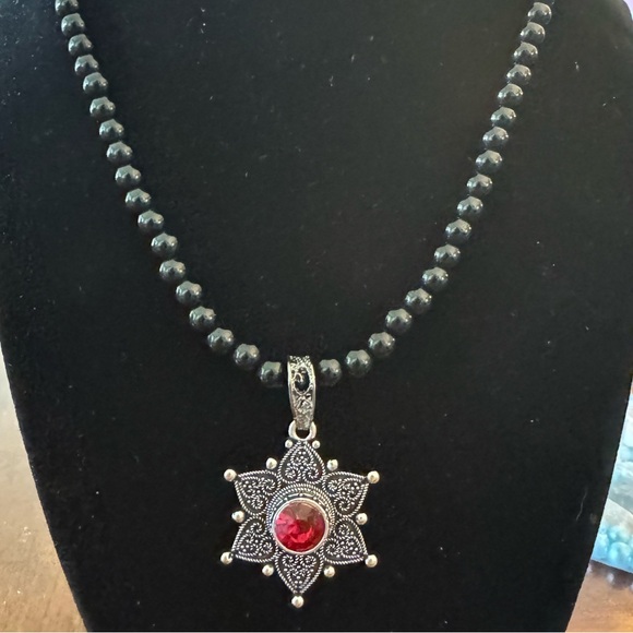 Red Hot Six-pointed Star Red Faux Gemstone Pendant, Faux Black Pearl Necklace - Picture 4 of 9